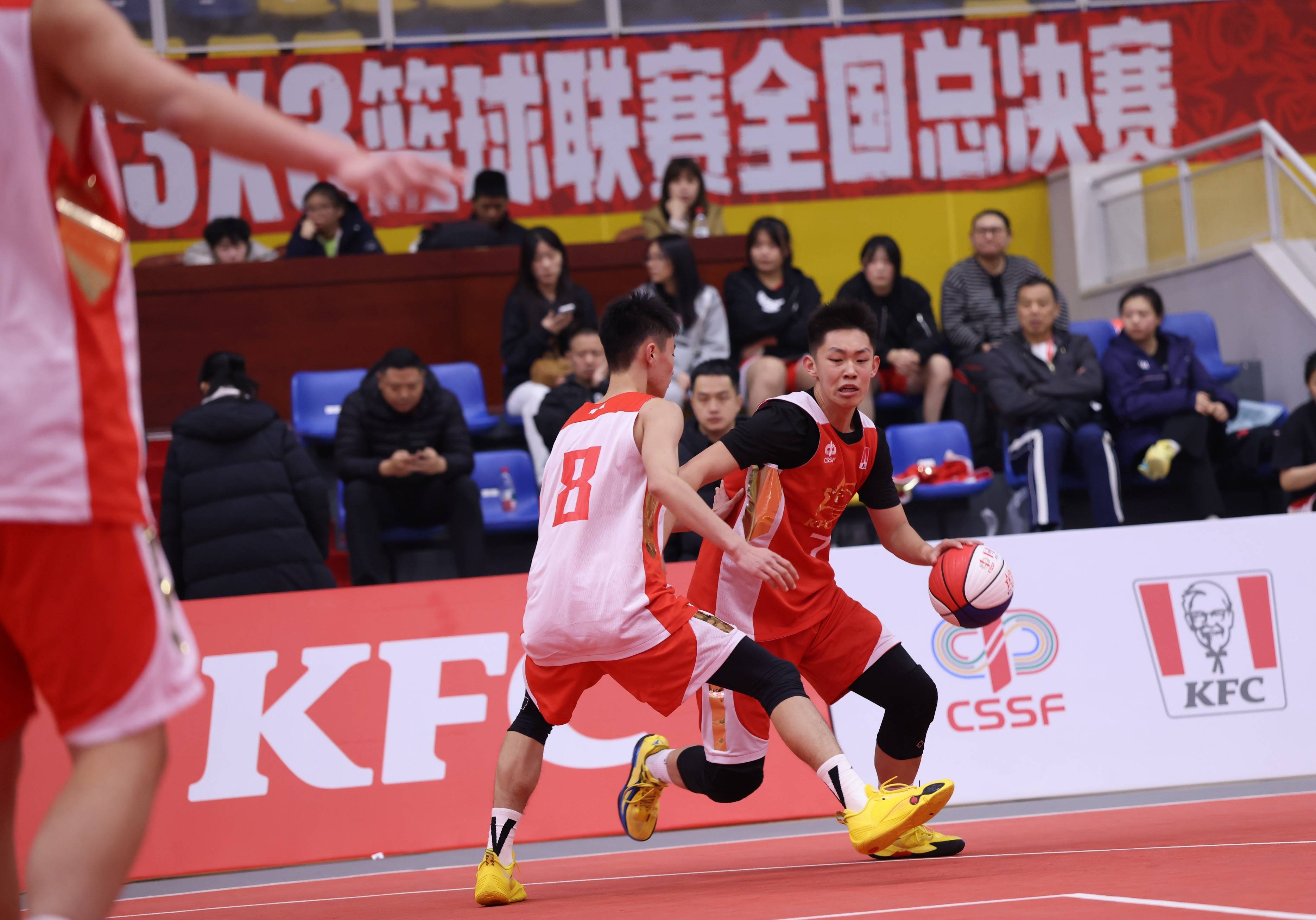 年轻阵容敢打敢拼，场上活力十足